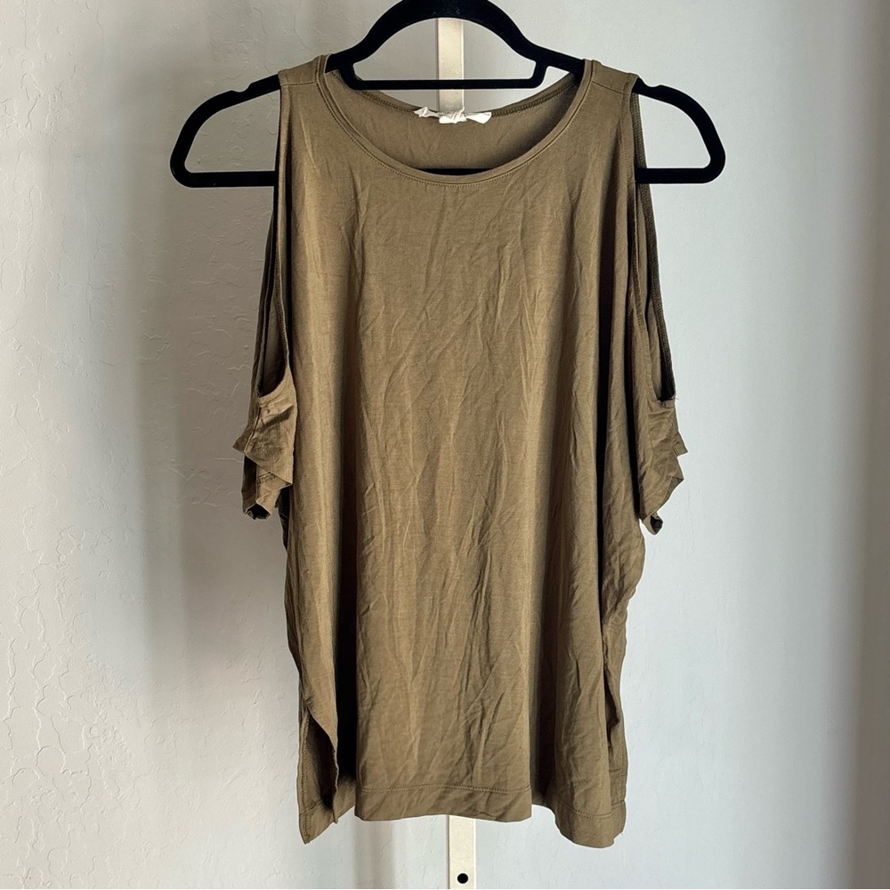 LAST CHANCE: Forever 21 Moss Green Cold Shoulder Rayon Top in Small